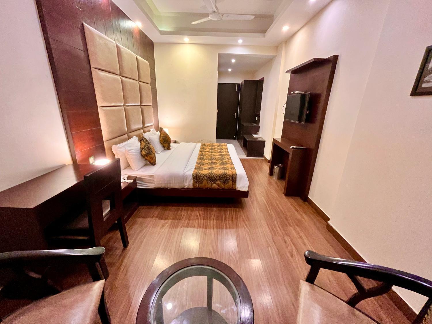 The Bunkk Inn Hotel & Restaurant ムスーリー エクステリア 写真