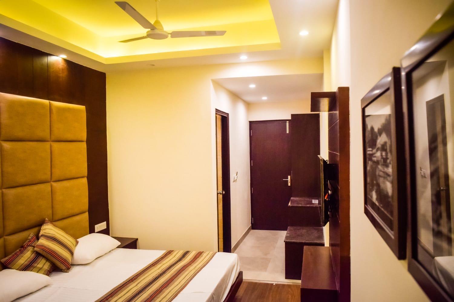 The Bunkk Inn Hotel & Restaurant ムスーリー エクステリア 写真