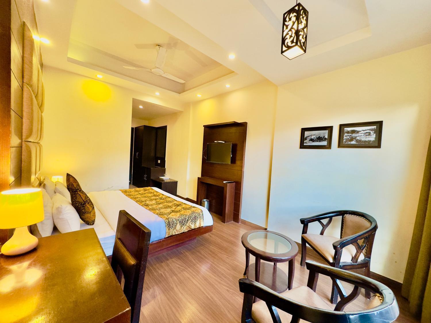 The Bunkk Inn Hotel & Restaurant ムスーリー エクステリア 写真